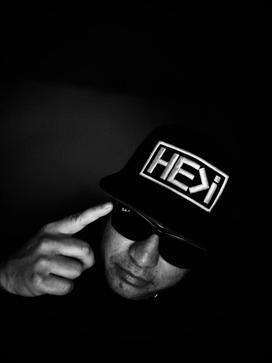 Black-and-white 'Ave artist portrait